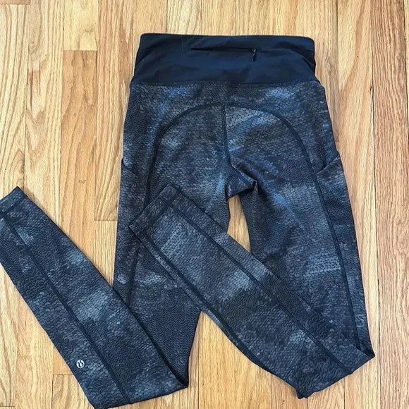 Lululemon sz 2 Speed Tight II *Full-On Luxtreme
Sequin Snake Slate Black / Black - Picture 5 of 16